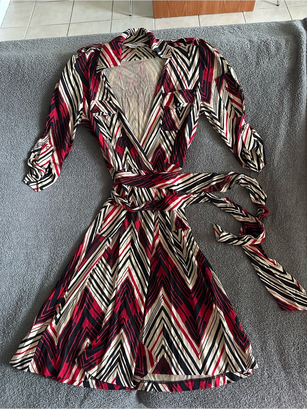 DVF Diane von Furstenberg Vintage Silk Utility Chevron Wrap Dress Red Black Sz 4 - Picture 2 of 11